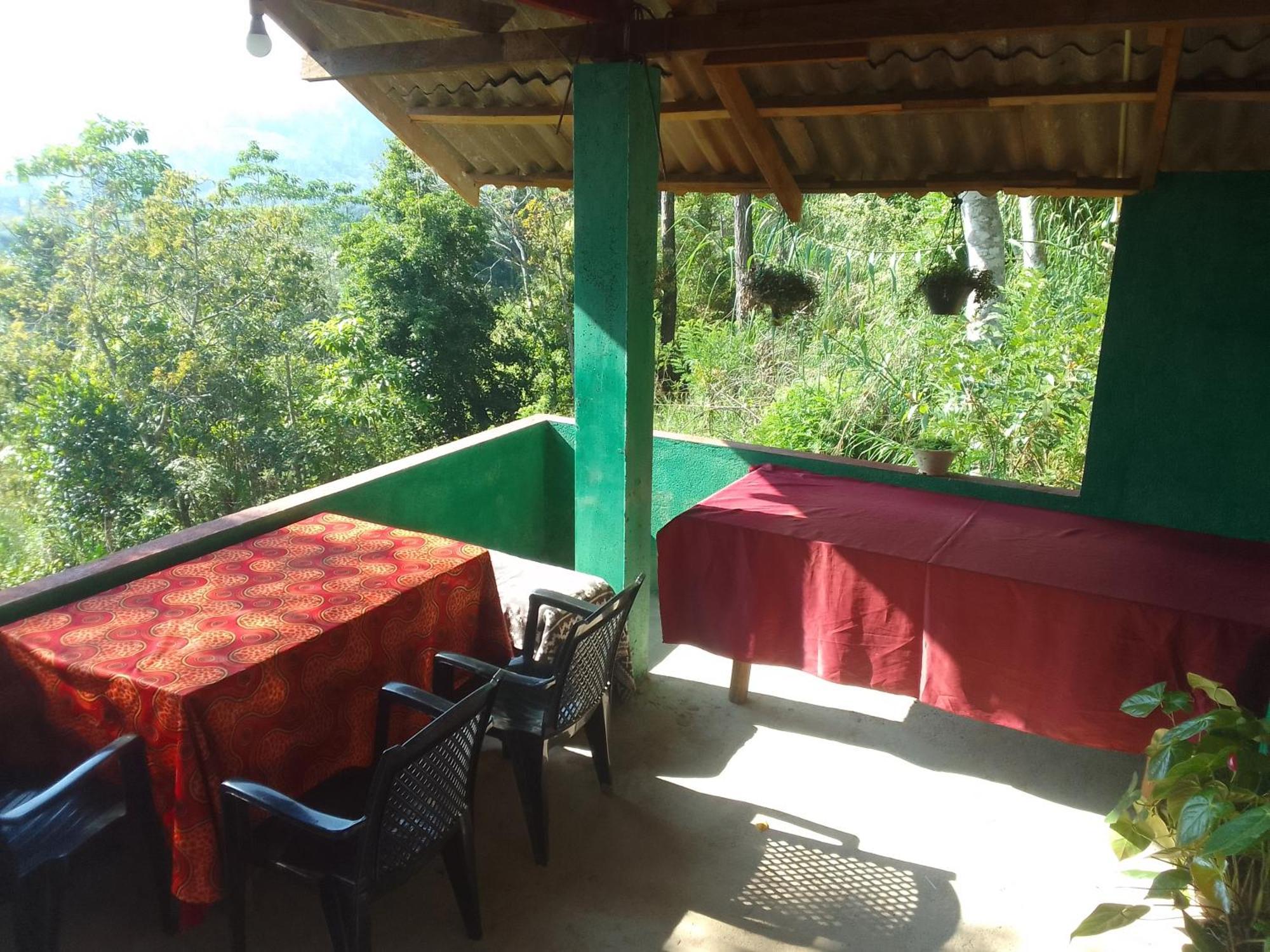 Homestay Hushwood Family House